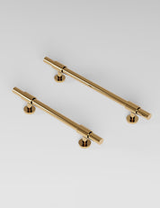 SIGNATURE slim pull bar handle 150 mm in Polished Brass/Polished Brass. Luxury cabinet hardware made of solid brass by BRANDT Collective. 