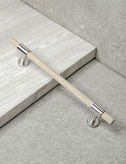 Cabinet handle SIGNATURE slim pull bar 182 mm in Satin Nickel / Oak. Modern luxury cabinet hardware made of solid brass by BRANDT Copenhagen.
