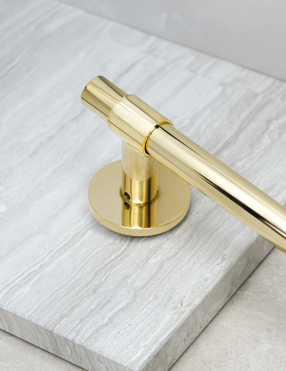 SIGNATURE towel bar 600 mm in Polished Brass. Luxury bathroom hardware made of solid brass by BRANDT Collective. 