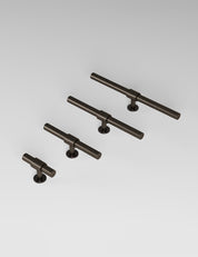 SIGNATURE 20 T-bar handle 113 mm in Burnished Brass/Burnished Brass. Luxury cabinet hardware made of solid brass by BRANDT Collective. 