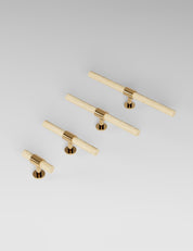 SIGNATURE 20 T-bar handle 113 mm in Polished Brass/Oak. Luxury cabinet hardware made of solid brass by BRANDT Collective. 