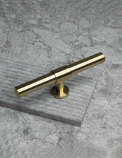 SIGNATURE 20 T-bar handle 113 mm in Satin Brass/Satin Brass. Luxury cabinet hardware made of solid brass by BRANDT Collective. 