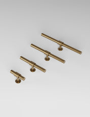 SIGNATURE 20 T-bar handle 113 mm in Satin Brass/Satin Brass. Luxury cabinet hardware made of solid brass by BRANDT Collective. 