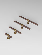 SIGNATURE 20 T-bar handle 156 mm in Brushed Brass/Wenge. Luxury cabinet hardware made of solid brass by BRANDT Collective. 