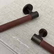 END 30 pull bar handle 192 mm in Burnished Brass/Leather Bordeaux. Eye-catching leather hardware made of solid brass by BRANDT Collective. 