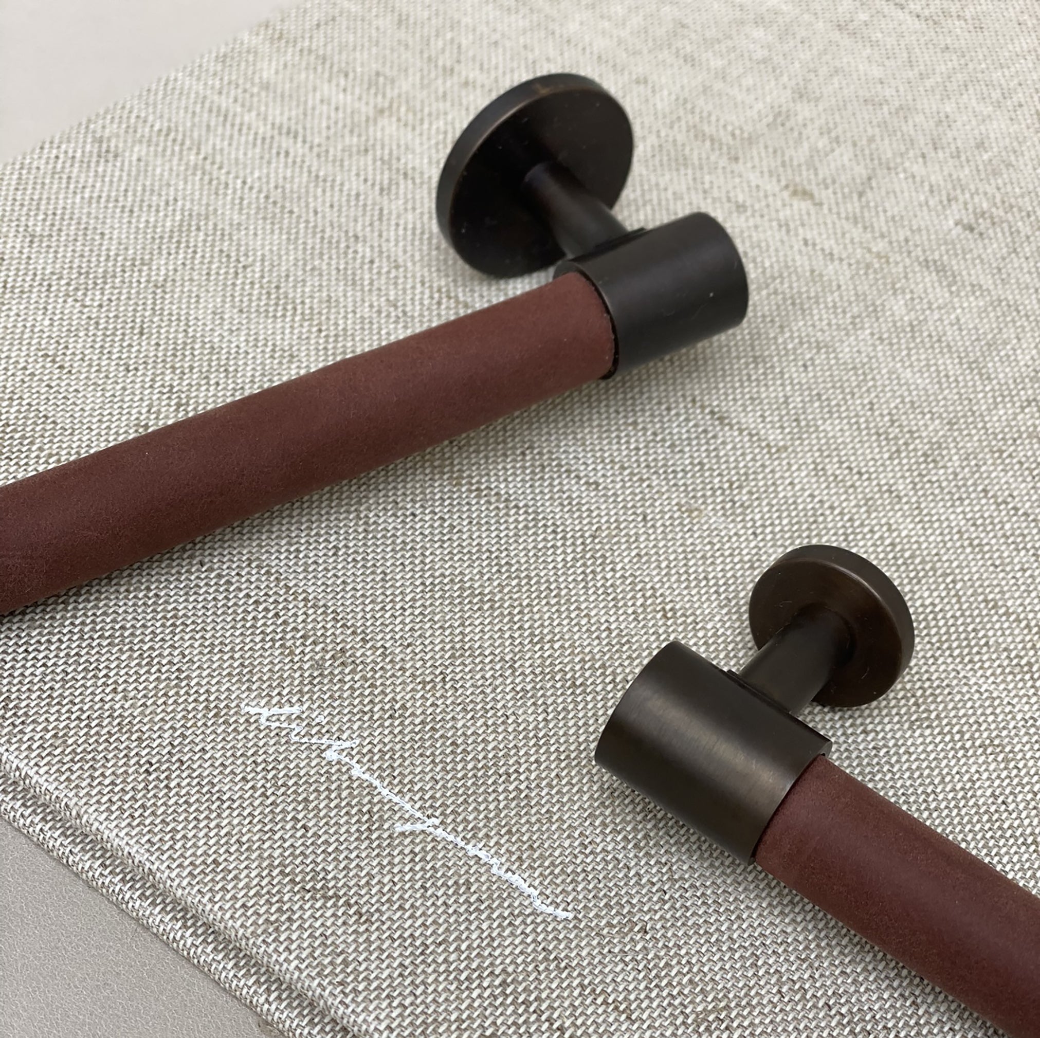 END 30 pull bar handle 192 mm in Burnished Brass/Leather Bordeaux. Eye-catching leather hardware made of solid brass by BRANDT Collective. 