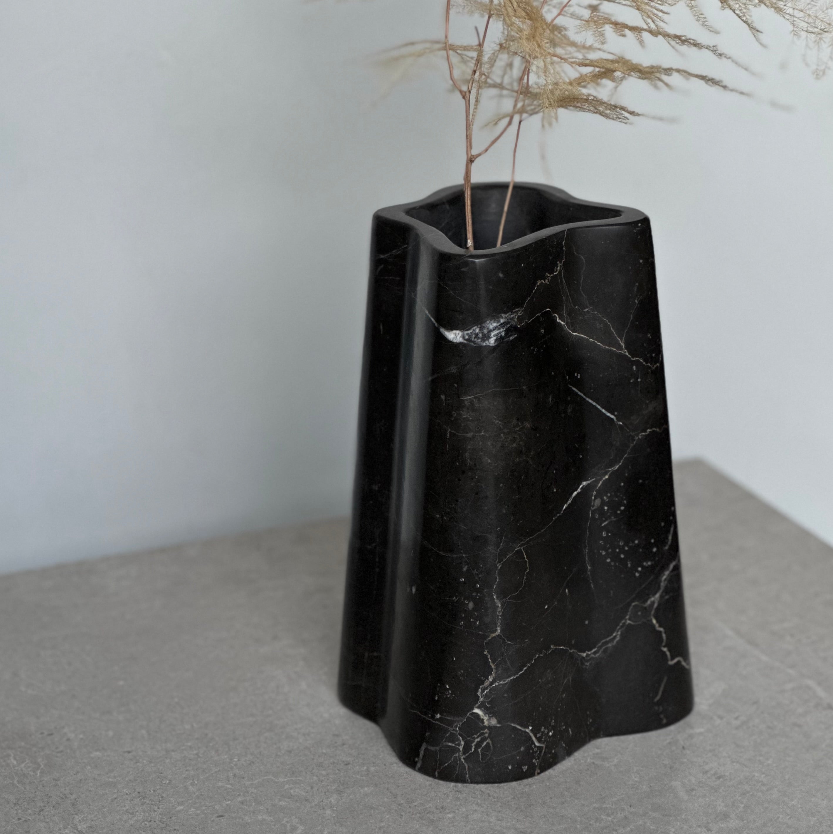 TRUNK vase XXL in SHADOW BLACK – BRANDT Copenhagen