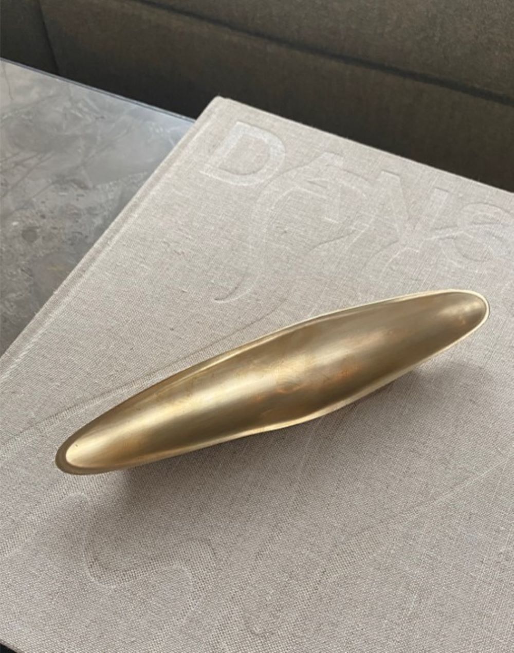 VALE pull bar 250 mm in satin brass. Designed by Julie Brandt for BRANDT Collective.