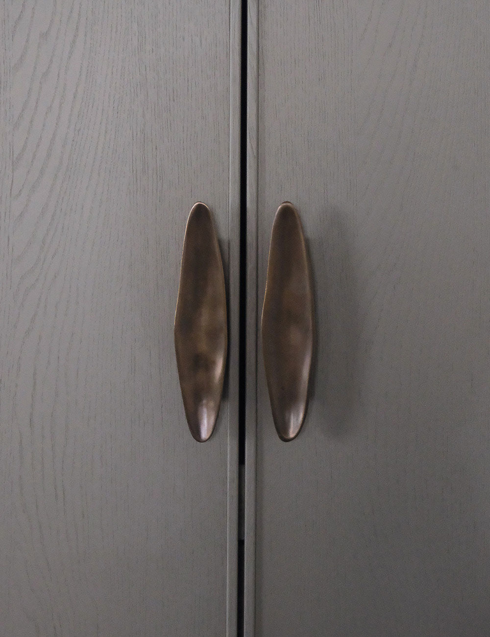 VALE pull bar 150 mm in burnished brass made of solid brass and designed by Julie Brandt for BRANDT Collective