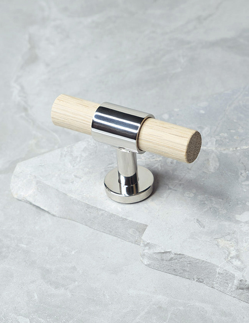 SIGNATURE 20 T-bar handle 60 mm - Polished Nickel / Oak by BRANDT Copenhagen 
