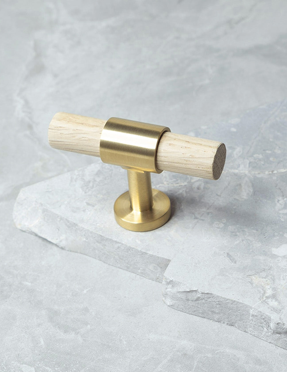 SIGNATURE 20 - T-bar handle 60 mm - Satin Brass / Oak by BRANDT Copenhagen 
