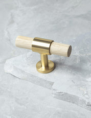 SIGNATURE 20 - T-bar handle 60 mm - Satin Brass / Oak by BRANDT Copenhagen 