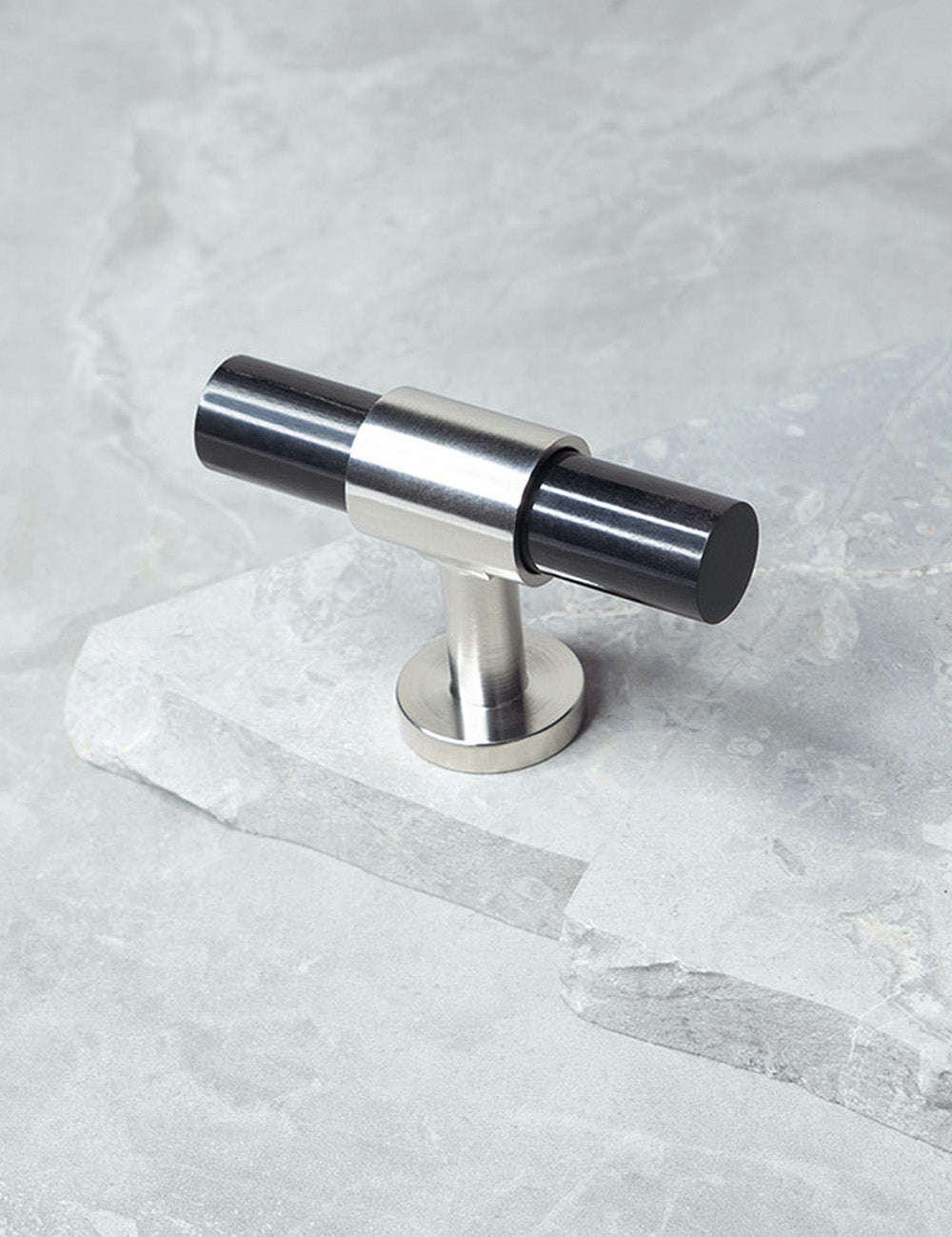 SIGNATURE 20 - T-bar handle 60 mm - Satin Nickel / Black Horn by BRANDT Copenhagen 