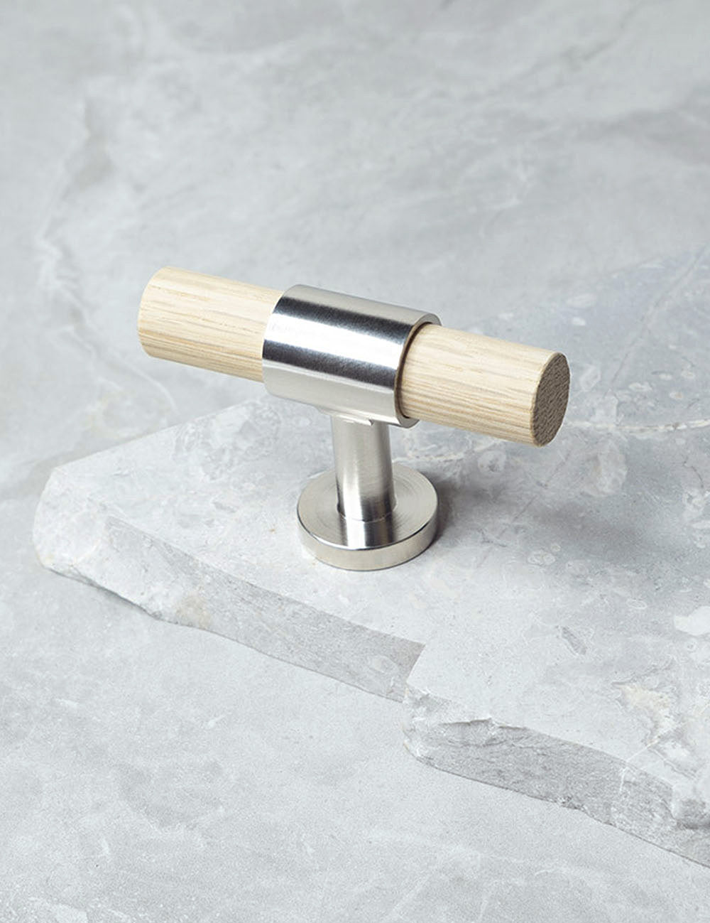 SIGNATURE 20 - T-bar handle 60 mm - Satin Nickel / Oak by BRANDT Copenhagen 