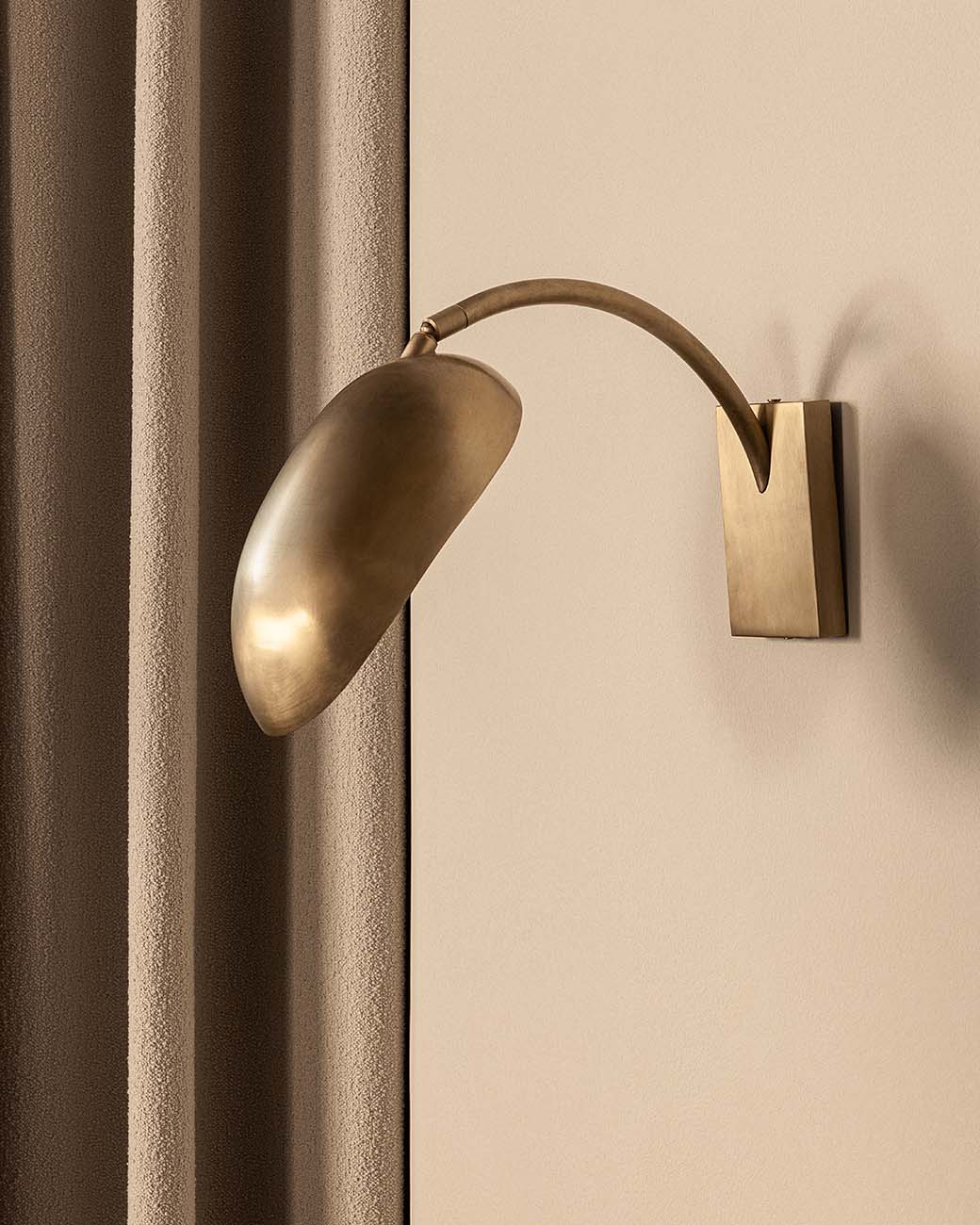 brandtcph-ava-wall-lamp-satin-brass_1tiff.jpg