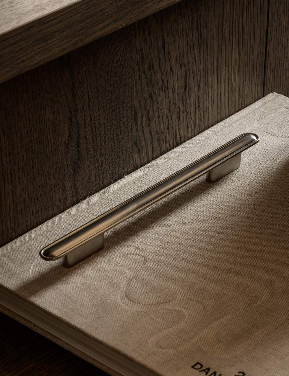 BUTTON pull bar 250 mm by NORM archtiects and BRANDT Copenhagen. Perfect as kitchen handle and cabinet hardware for luxury homes.