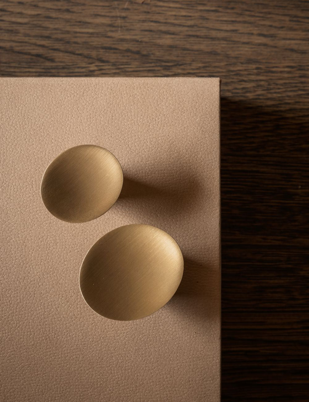 LEAF knob by BRANDT Copenhagen. A hardware collection in collab with Norm architects consisting of knobs, T-bars and pull bars.