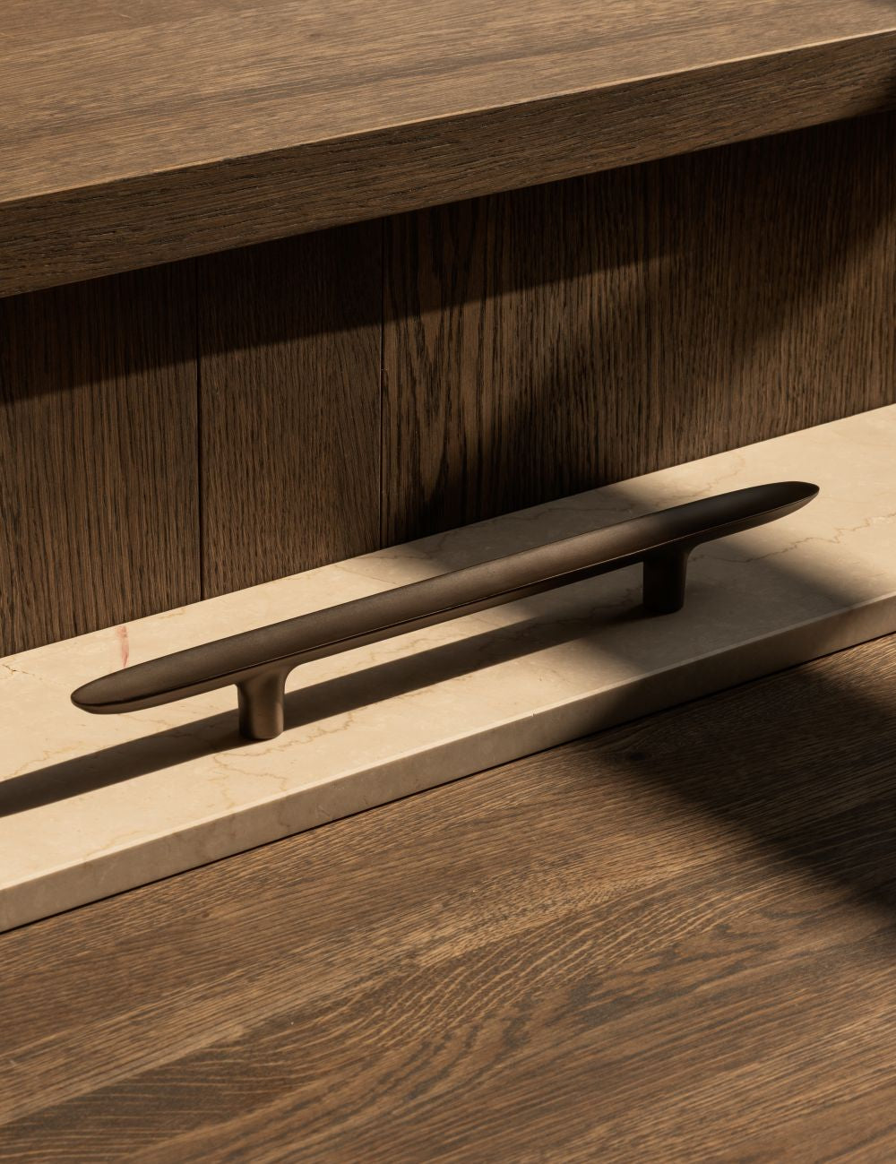 LEAF pull bar 400 mm in burnished brass by BRANDT Copenhagen and Norm architects. Kitchen handle in solid brass - ideal as appliance pull.