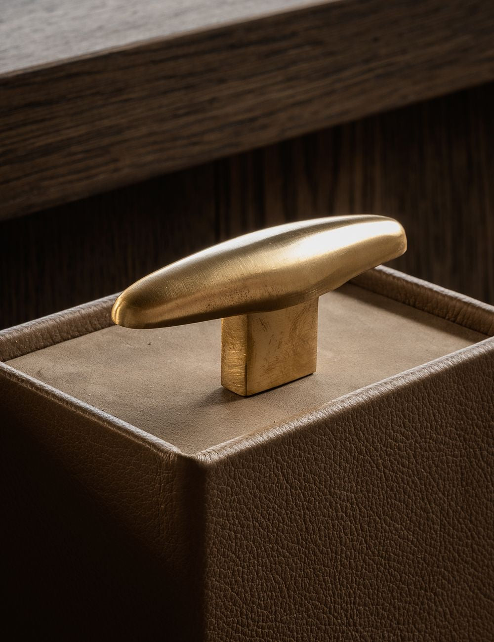 The NOBLE T-bar in Satin Brass is made of solid brass and designed by Julie Brandt for BRANDT Copenhagen. 