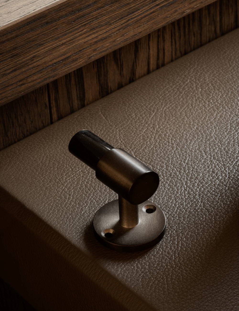 SIGNATURE hook for tea towels or bathroom towels made of solid brass with finish in Burnished Brass and Black Horn. Designed by Julie Brandt for BRANDT Copenhagen.