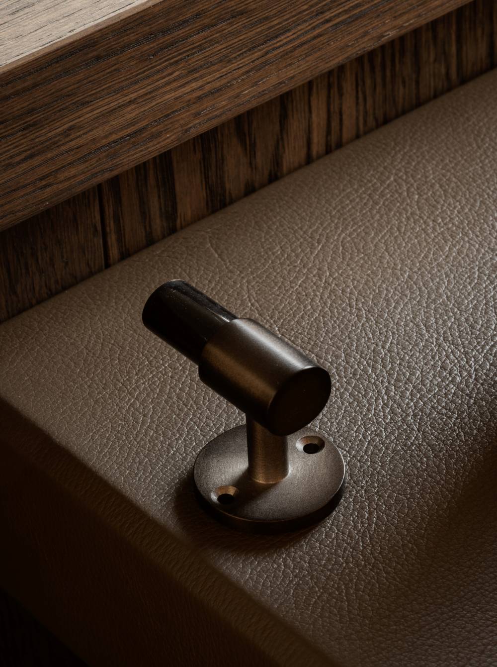 SIGNATURE hook for tea towels or bathroom towels made of solid brass with finish in Burnished Brass and Black Horn. Designed by Julie Brandt for BRANDT Copenhagen.