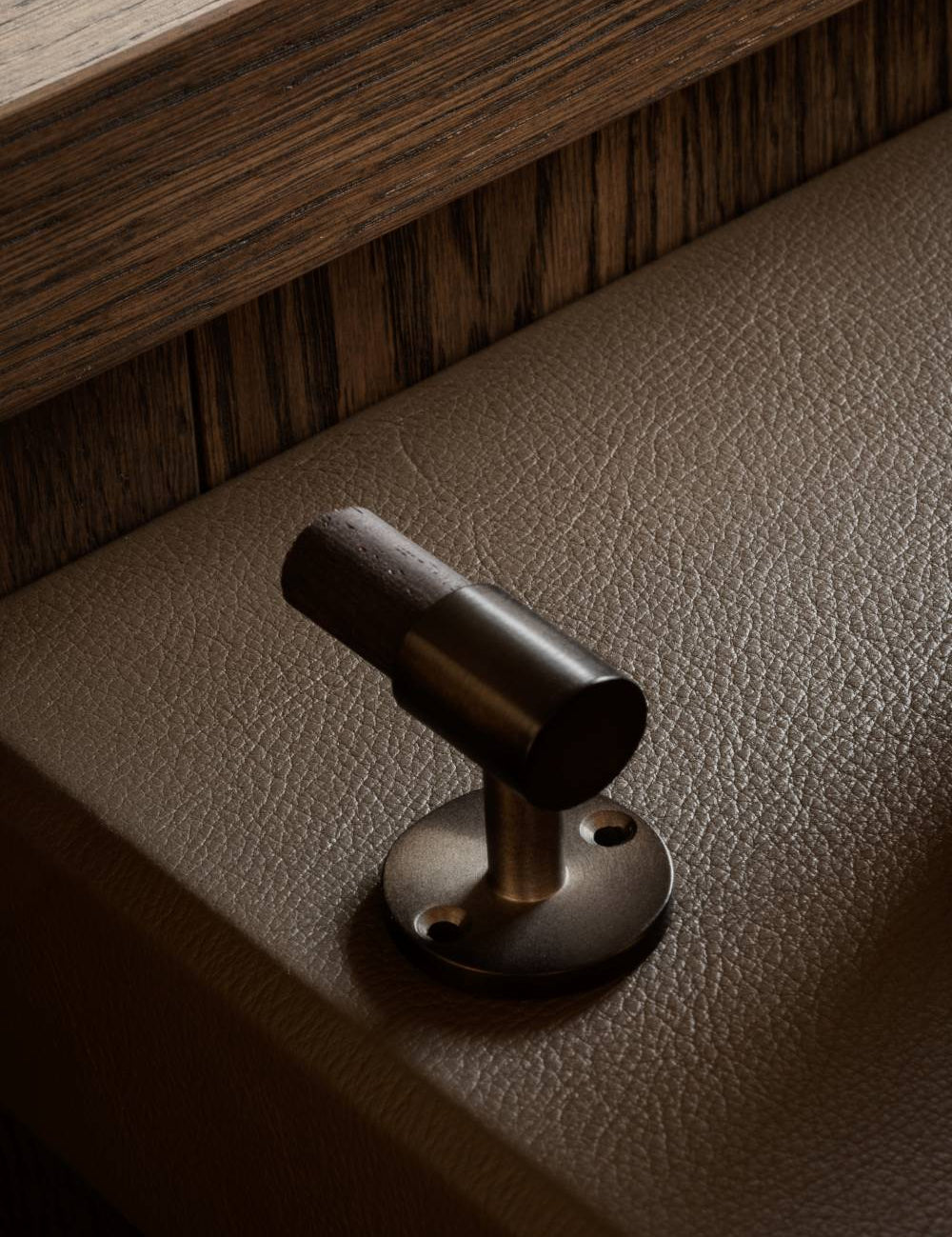 SIGNATURE hook for tea towels or bathroom towels made of solid brass with finish in Burnished Brass and wenge. Designed by Julie Brandt for BRANDT Copenhagen. 