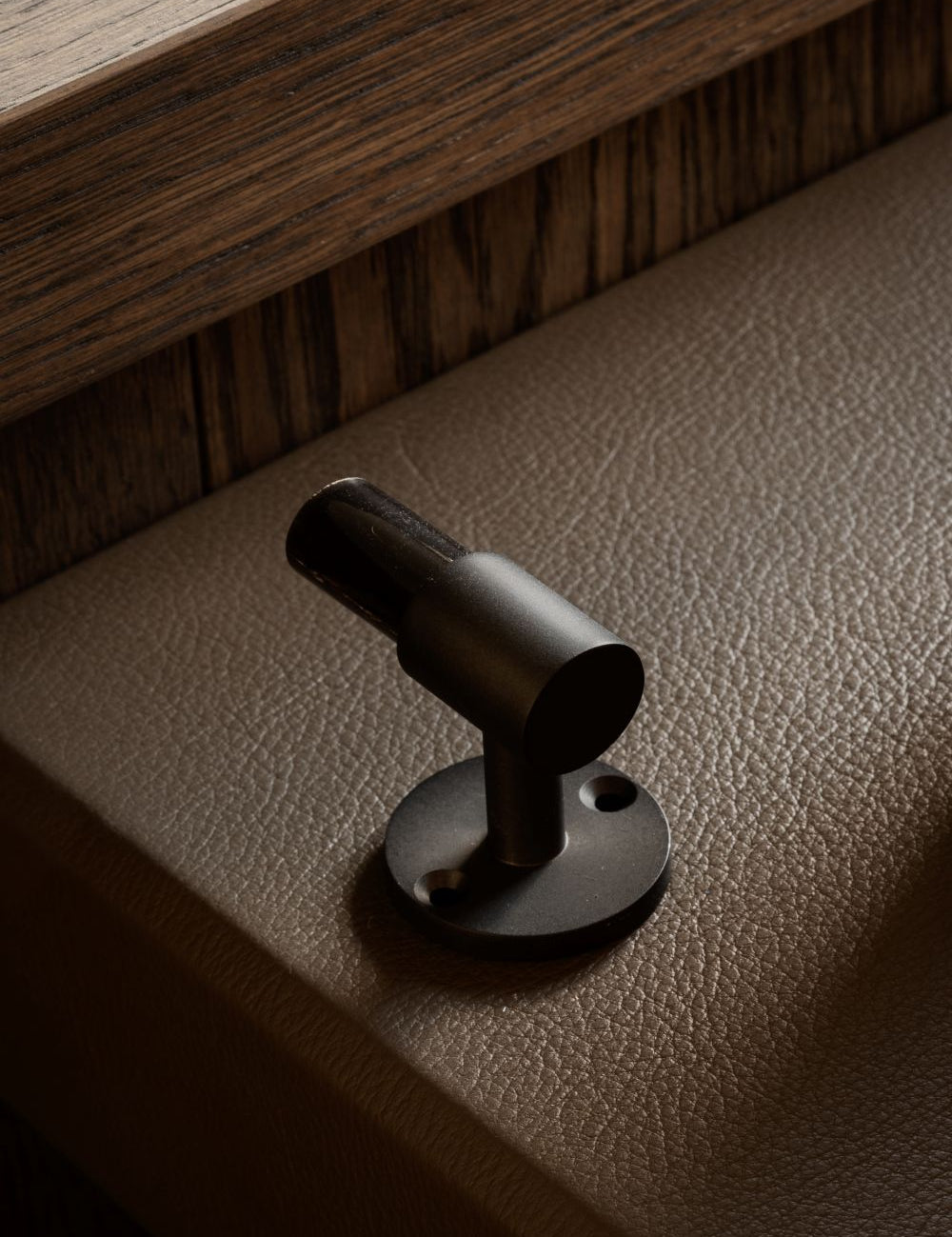 SIGNATURE hook for tea towels or bathroom towels made of solid brass with finish in Nearly Black and Black Horn. Designed by Julie Brandt for BRANDT Copenhagen.