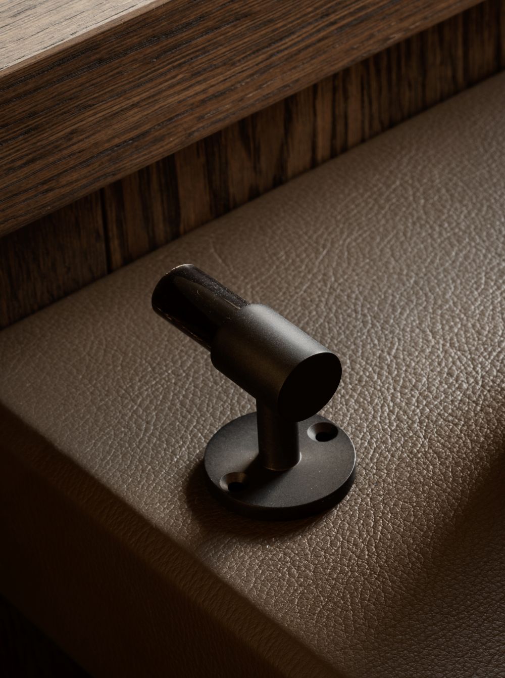 SIGNATURE hook for tea towels or bathroom towels made of solid brass with finish in Nearly Black and Black Horn. Designed by Julie Brandt for BRANDT Copenhagen.