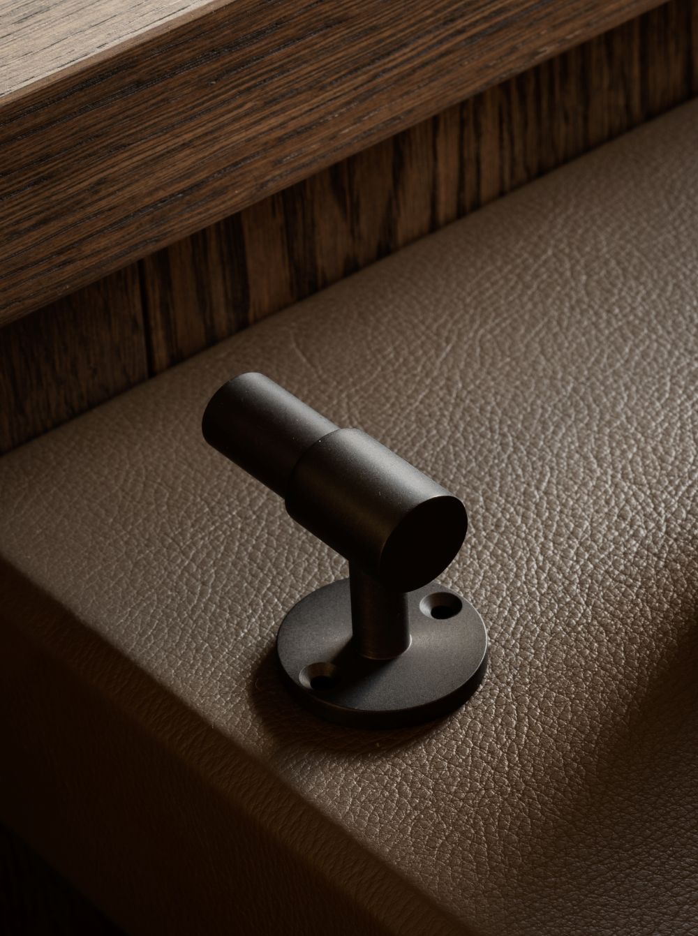 SIGNATURE hook for tea towels or bathroom towels made of solid brass with finish in Nearly Black. Designed by Julie Brandt for BRANDT Copenhagen.