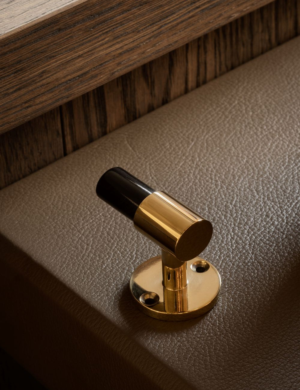 SIGNATURE hook for tea towels or bathroom towels made of solid brass with finish in Polished Brass and Black Horn. Designed by Julie Brandt for BRANDT Copenhagen.