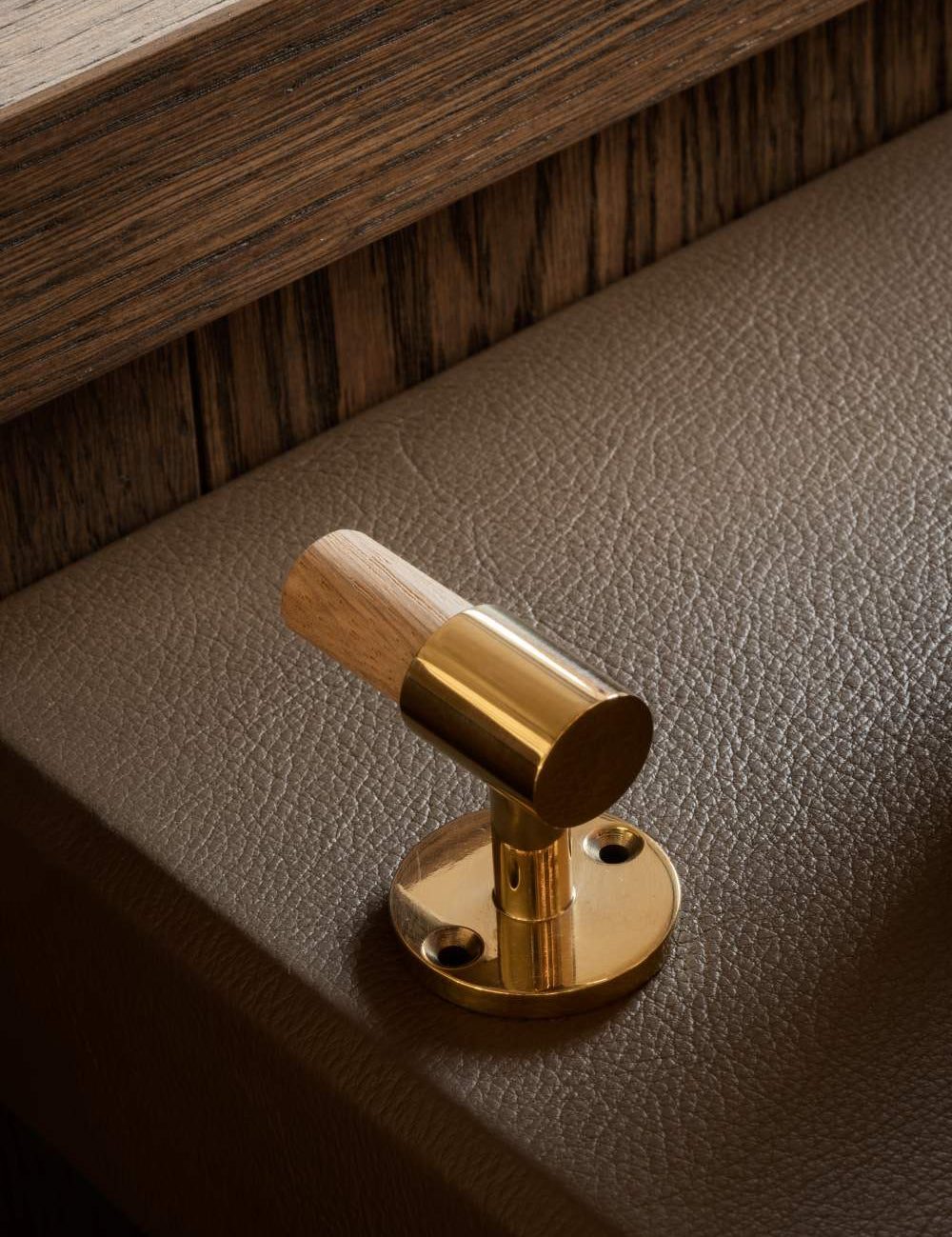 SIGNATURE hook for tea towels or bathroom towels made of solid brass with finish in Polished Brass and Oak. Designed by Julie Brandt for BRANDT Copenhagen.