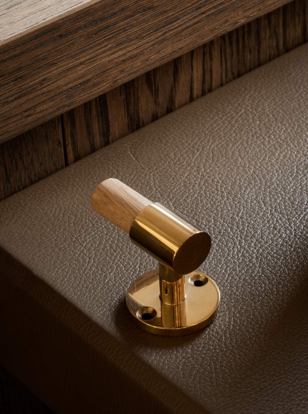 SIGNATURE hook for tea towels or bathroom towels made of solid brass with finish in Polished Brass and Oak. Designed by Julie Brandt for BRANDT Copenhagen.