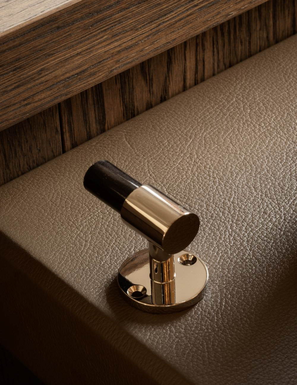 SIGNATURE hook for tea towels or bathroom towels made of solid brass with finish in Polished Nickel and Black Horn. Designed by Julie Brandt for BRANDT Copenhagen.
