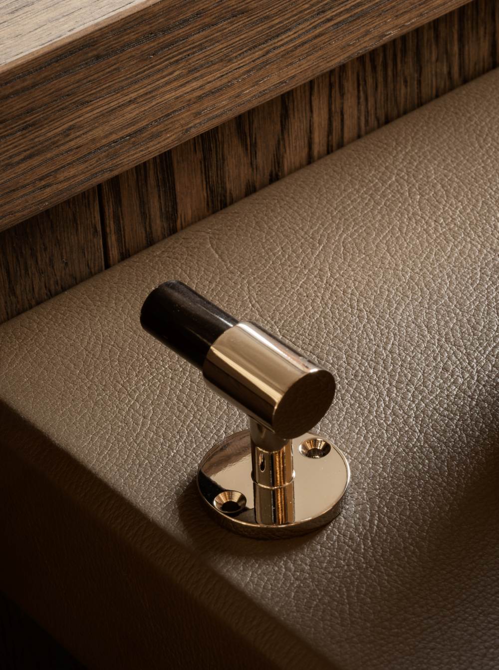 SIGNATURE hook for tea towels or bathroom towels made of solid brass with finish in Polished Nickel and Black Horn. Designed by Julie Brandt for BRANDT Copenhagen.