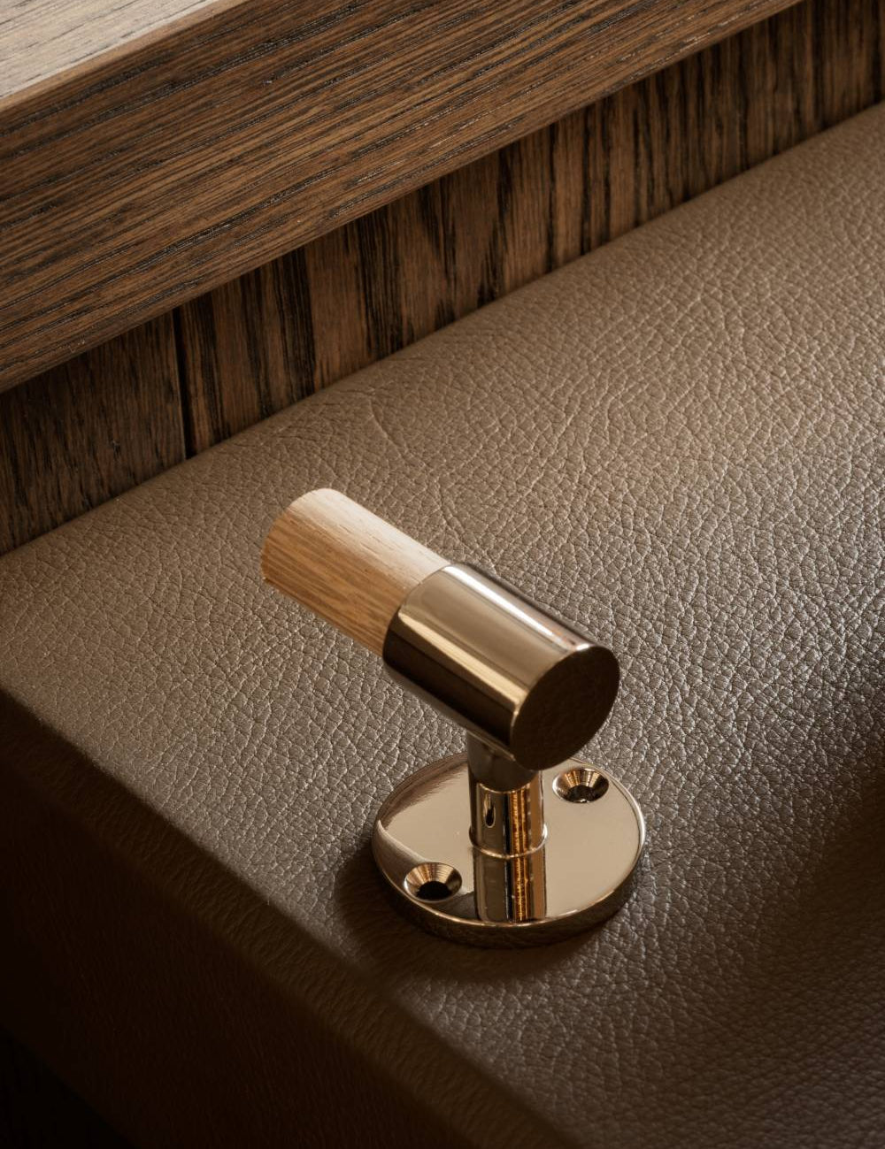 SIGNATURE hook for tea towels or bathroom towels made of solid brass with finish in Polished Nickel and Oak. Designed by Julie Brandt for BRANDT Copenhagen.