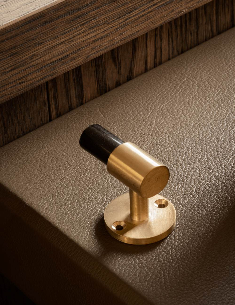 SIGNATURE hook for tea towels or bathroom towels made of solid brass with finish in Satin Brass and Black Horn. Designed by Julie Brandt for BRANDT Copenhagen.