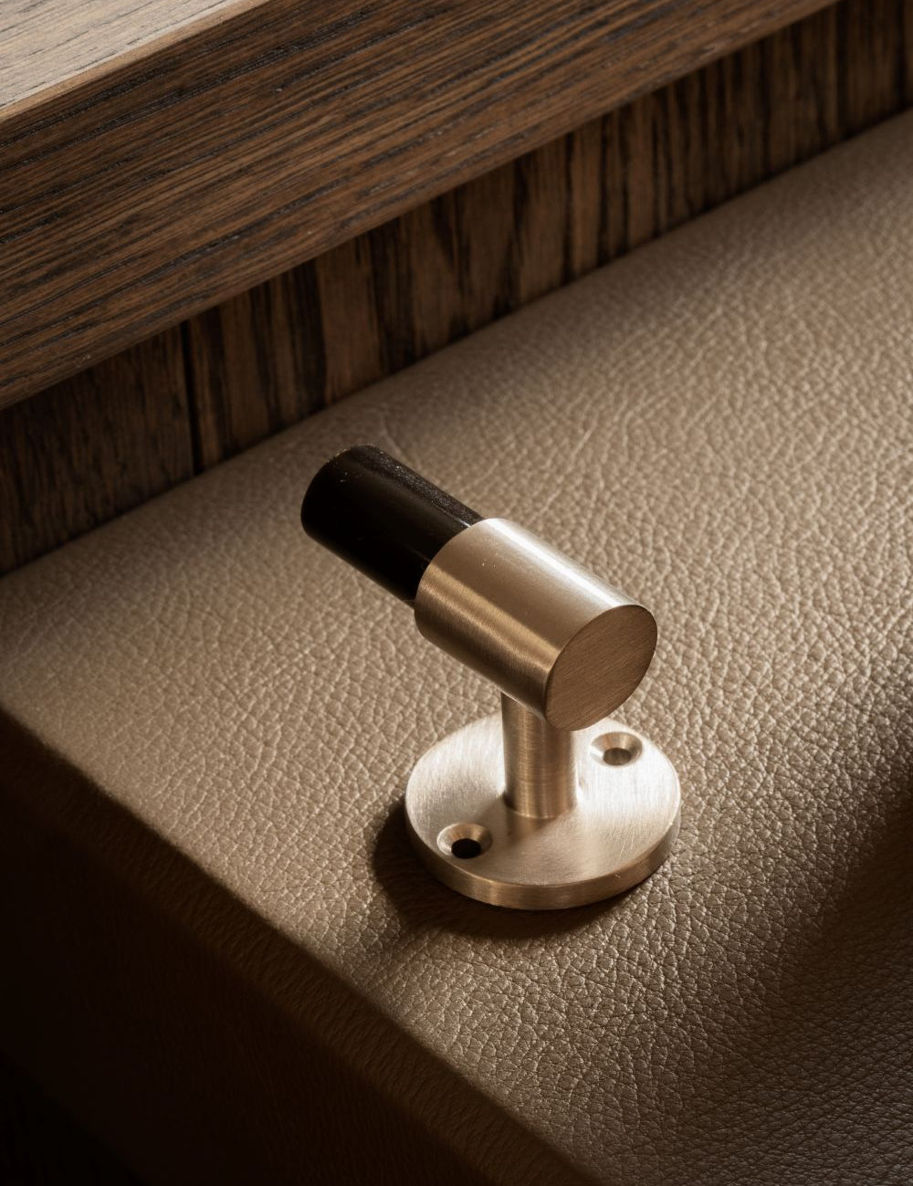 SIGNATURE hook for tea towels or bathroom towels made of solid brass with finish in Satin Nickel and Black Horn. Designed by Julie Brandt for BRANDT Copenhagen.