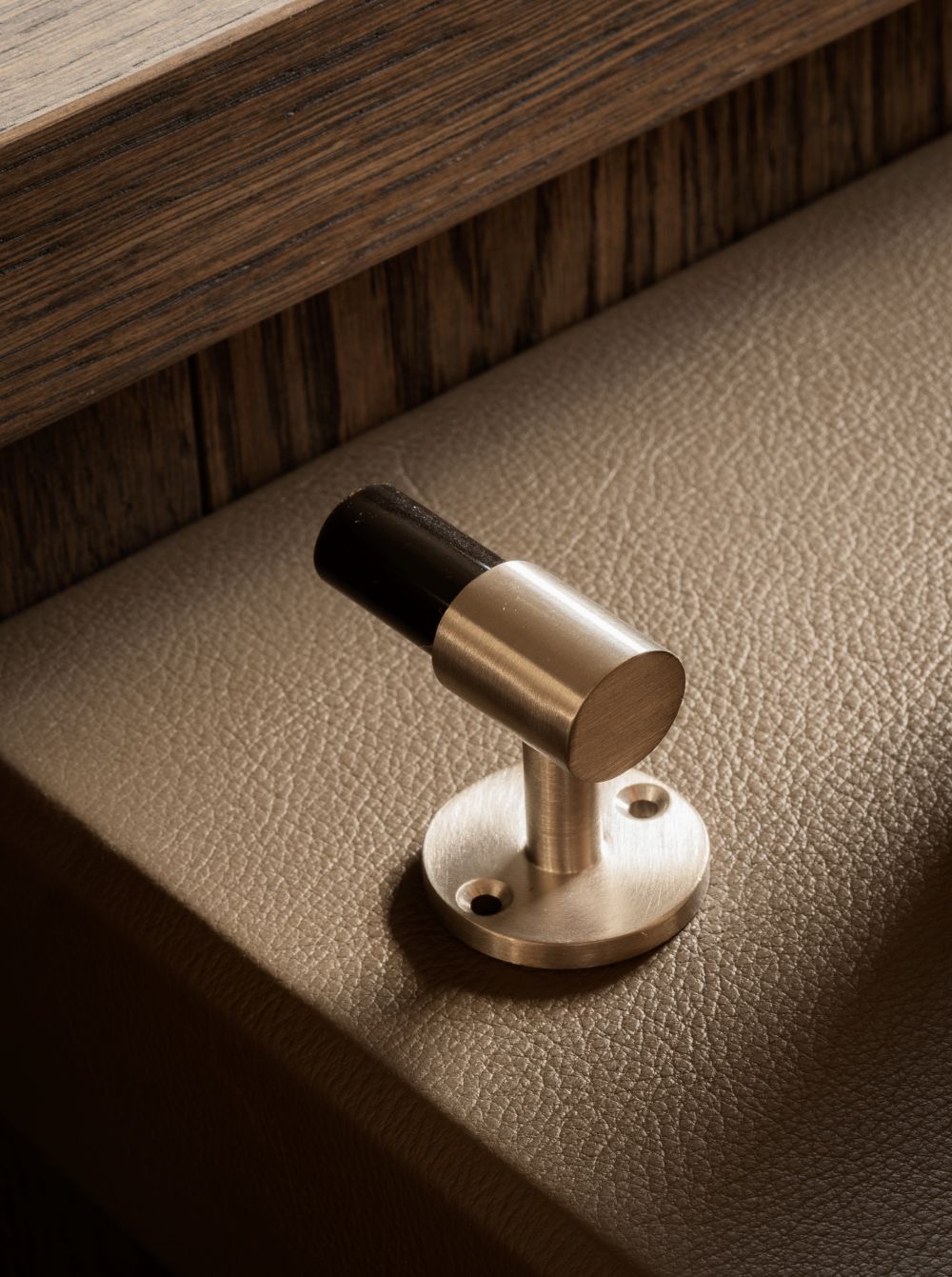 SIGNATURE hook for tea towels or bathroom towels made of solid brass with finish in Satin Nickel and Black Horn. Designed by Julie Brandt for BRANDT Copenhagen.