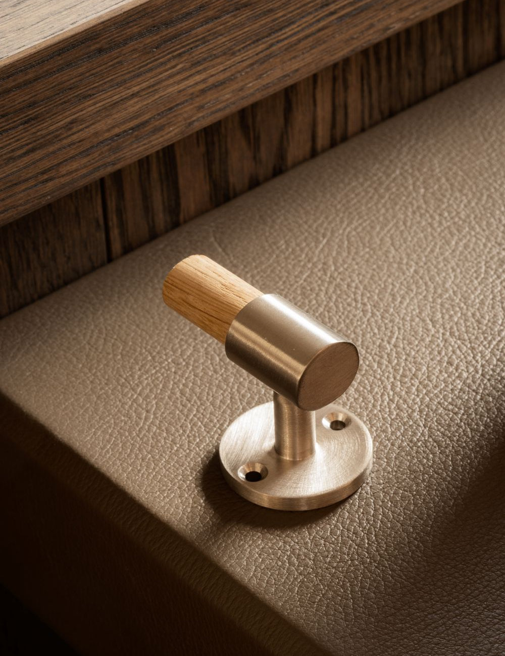 SIGNATURE hook for tea towels or bathroom towels made of solid brass with finish in Satin Nickel and Oak. Designed by Julie Brandt for BRANDT Copenhagen.