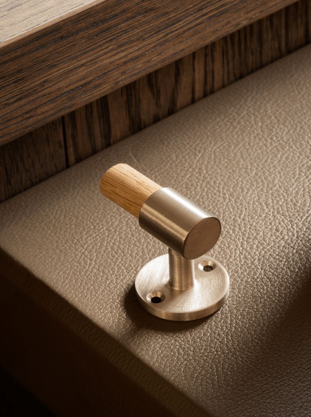 SIGNATURE hook for tea towels or bathroom towels made of solid brass with finish in Satin Nickel and Oak. Designed by Julie Brandt for BRANDT Copenhagen.