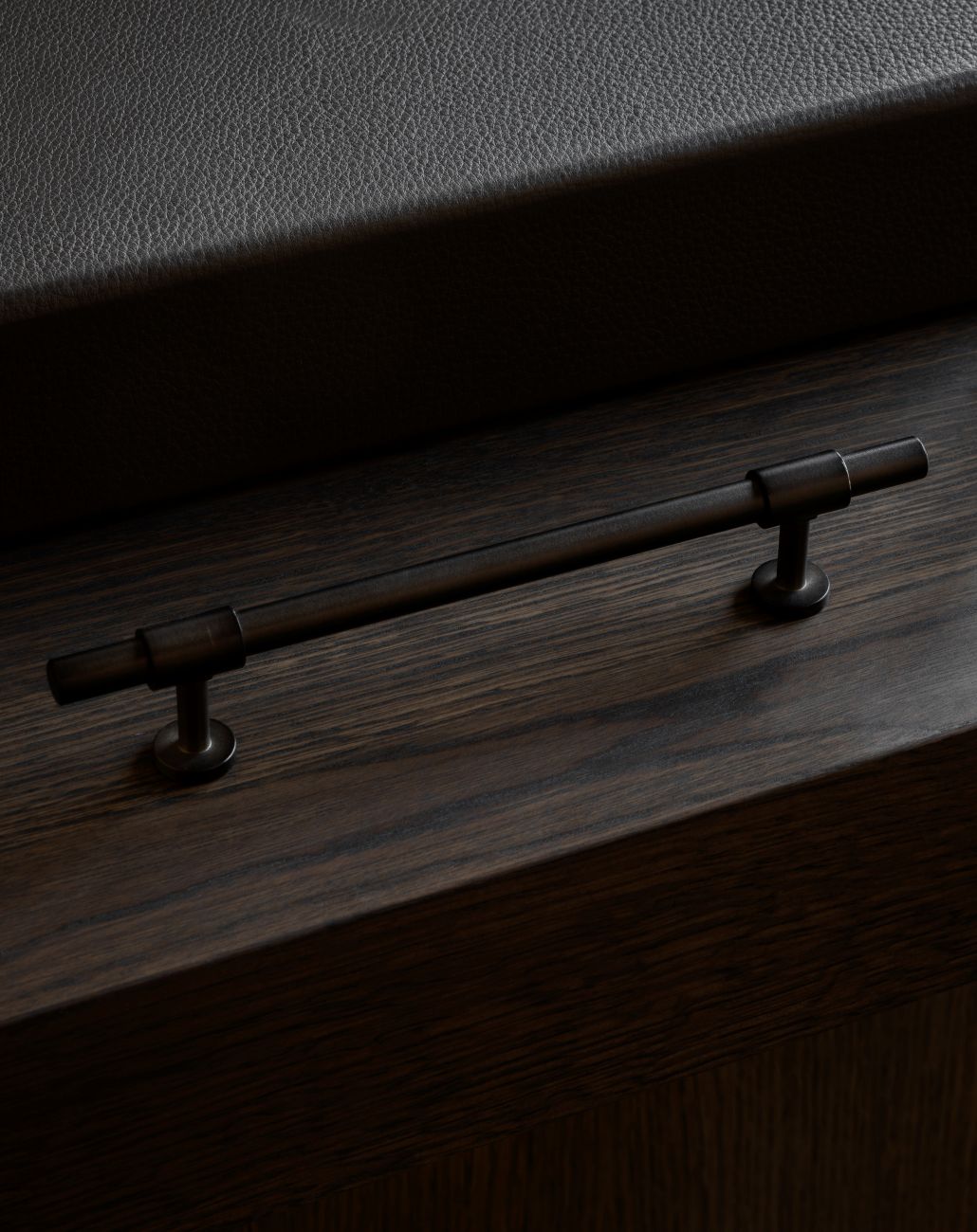 Cabinet pull SIGNATURE slim pull bar 182 mm in Burnished Brass. Modern luxury cabinet handles made of solid brass by BRANDT Copenhagen.