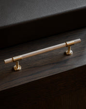Cabinet handle SIGNATURE slim pull bar 182 mm in Satin Brass / Oak. Modern cabinet hardware made of solid brass by BRANDT Copenhagen