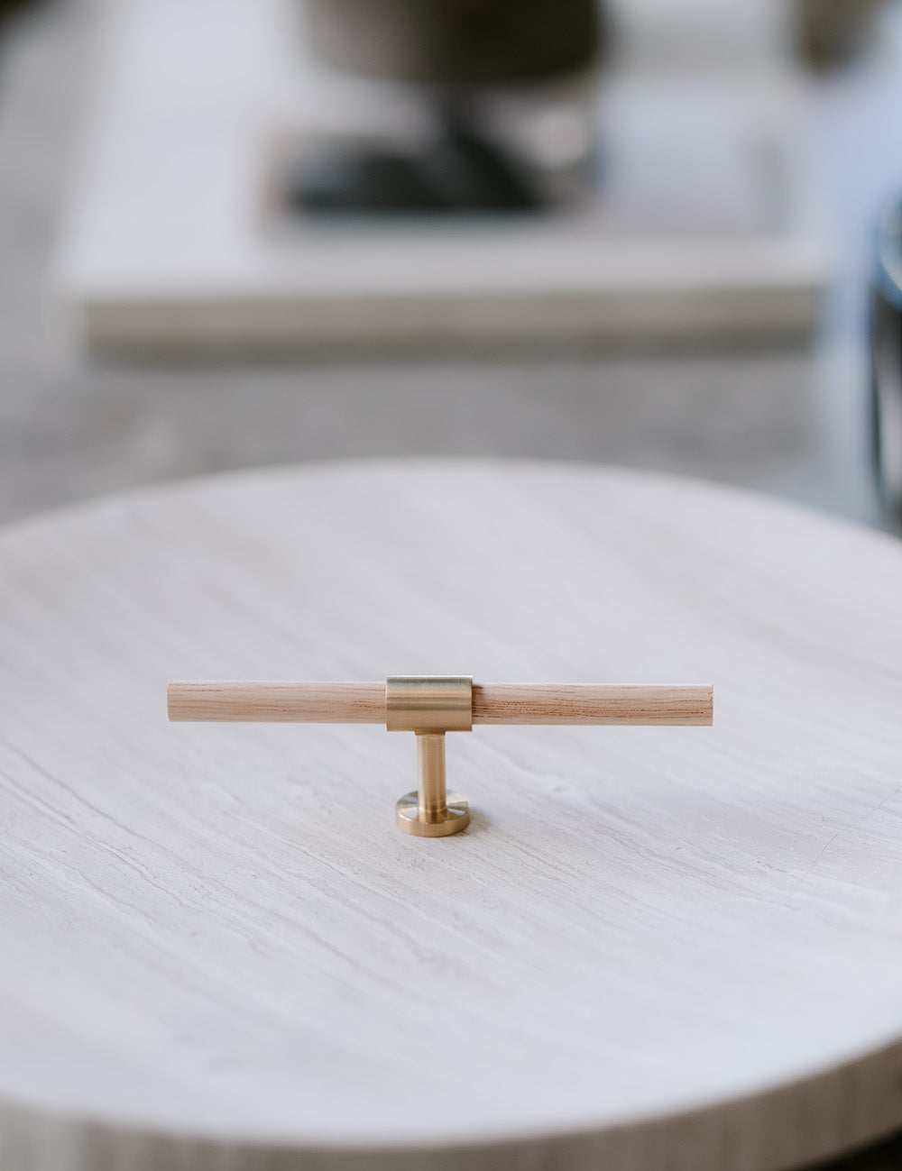 SIGNATURE slim - T-bar 107 mm - Satin Brass / Oak by BRANDT Copenhagen 