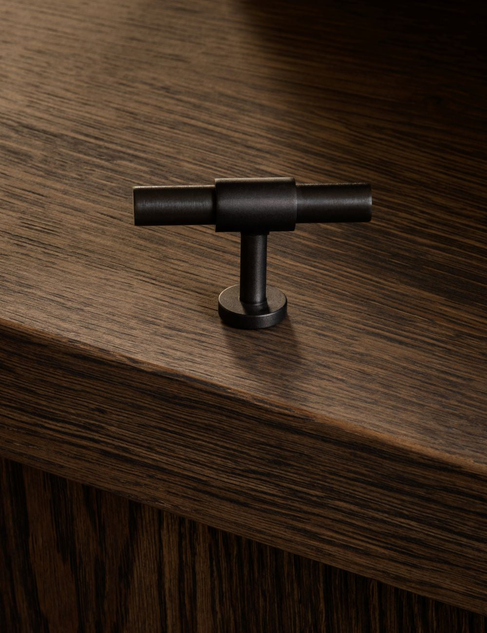 SIGNATURE slim T-bar 54 mm in Nearly Black. Modern luxury kitchen cabinet handles made of solid brass by BRANDT Copenhagen