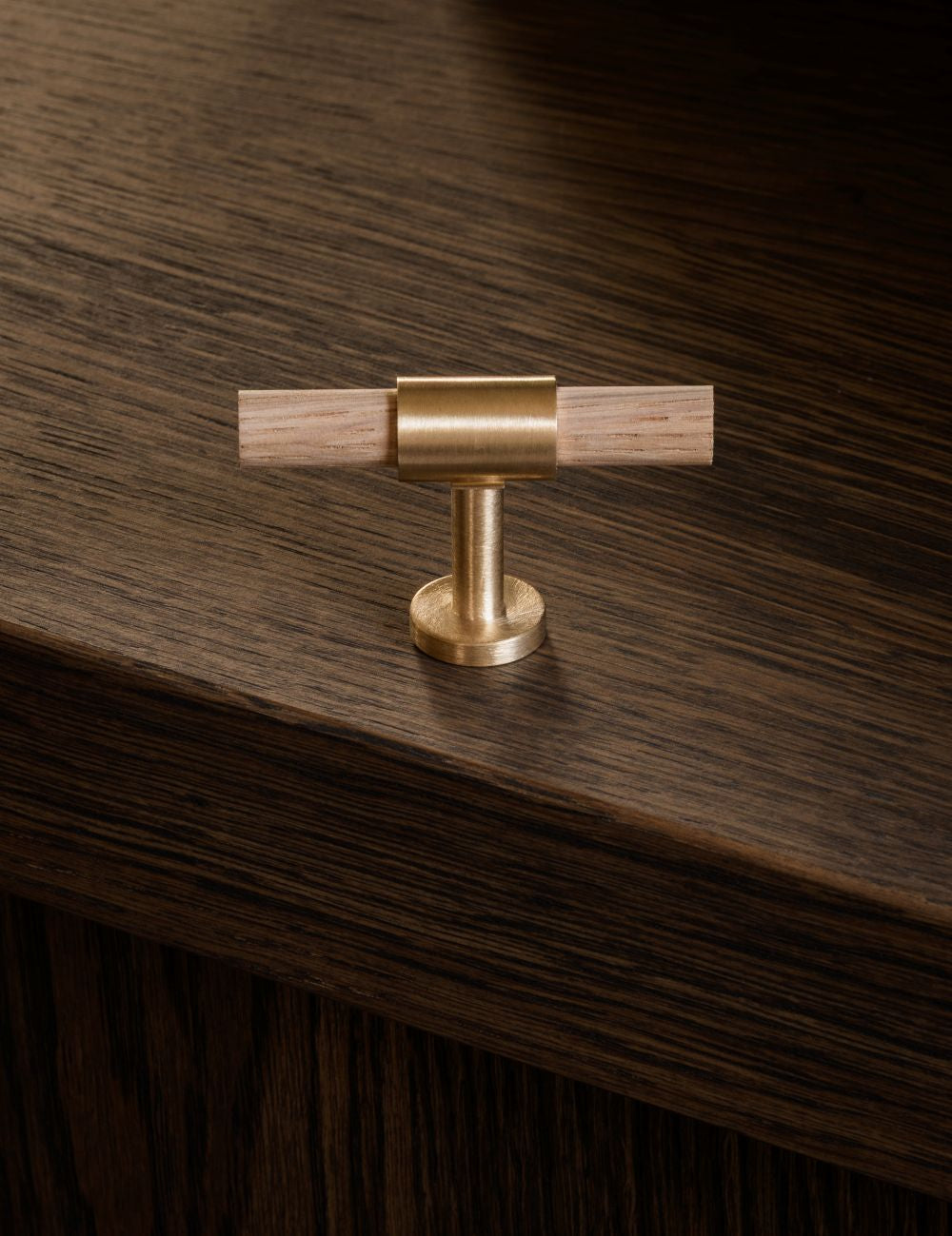  Oak. Modern kitchen cabinet handles made of solid brass by BRANDT Copenhagen.