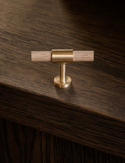 Cabinet handle SIGNATURE slim T-bar 54 mm in Satin Brass / Oak. Modern kitchen cabinet handles made of solid brass by BRANDT Copenhagen.