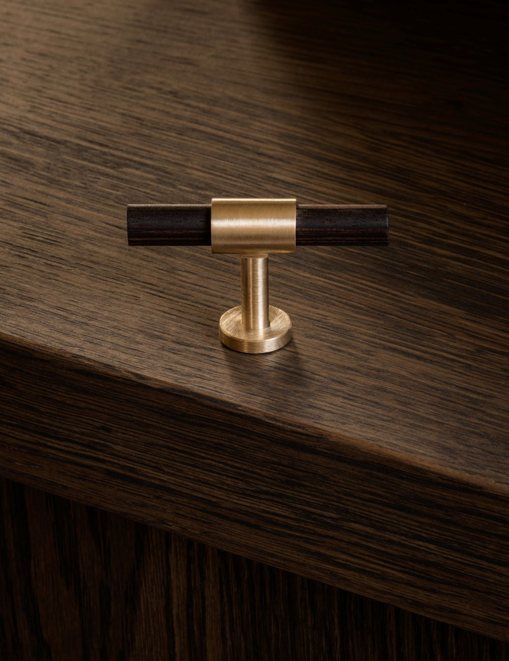SIGNATURE slim - T-bar 54 mm - Satin Brass / Oak BRANDT Copenhagen SIGNATURE slim - T-bar 54 mm - Satin Brass / Oak BRANDT Copenhagen