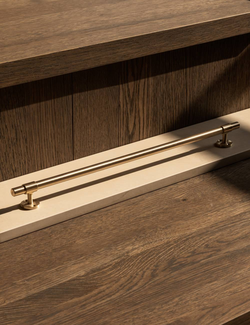 Brushed Brass. Luxury kitchen hardware made of solid brass by BRANDT Copenhagen. 