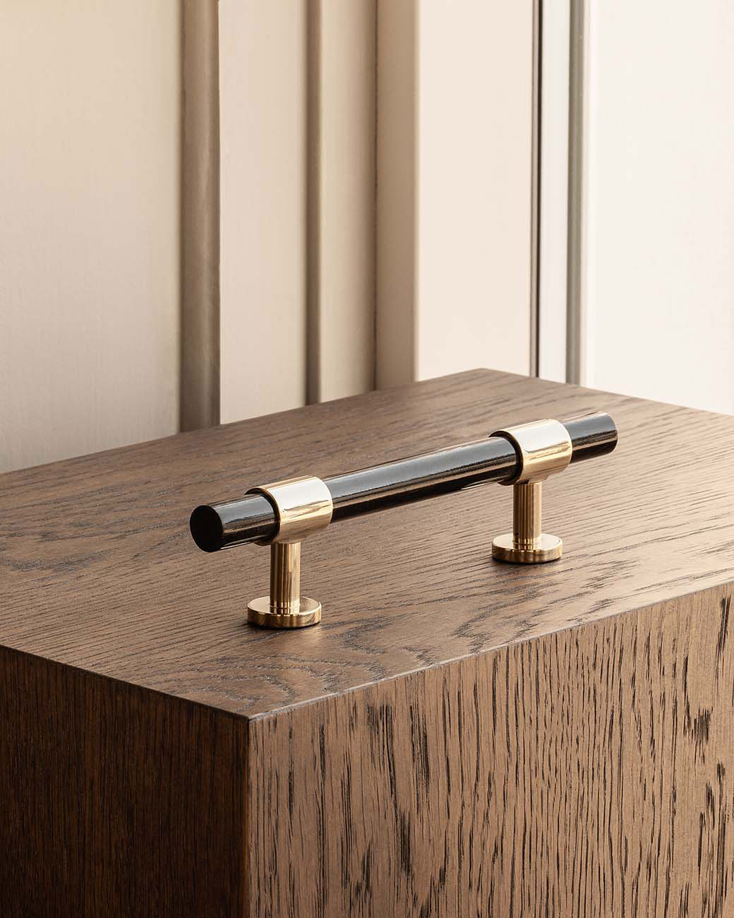 brandtcph-signature20-pull-bar-156-polished-brass-black-horn_1tiff.jpg