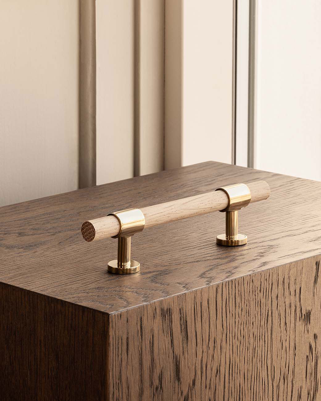 brandtcph-signature20-pull-bar-156mm-polished-brass-oak_1tiff.jpg